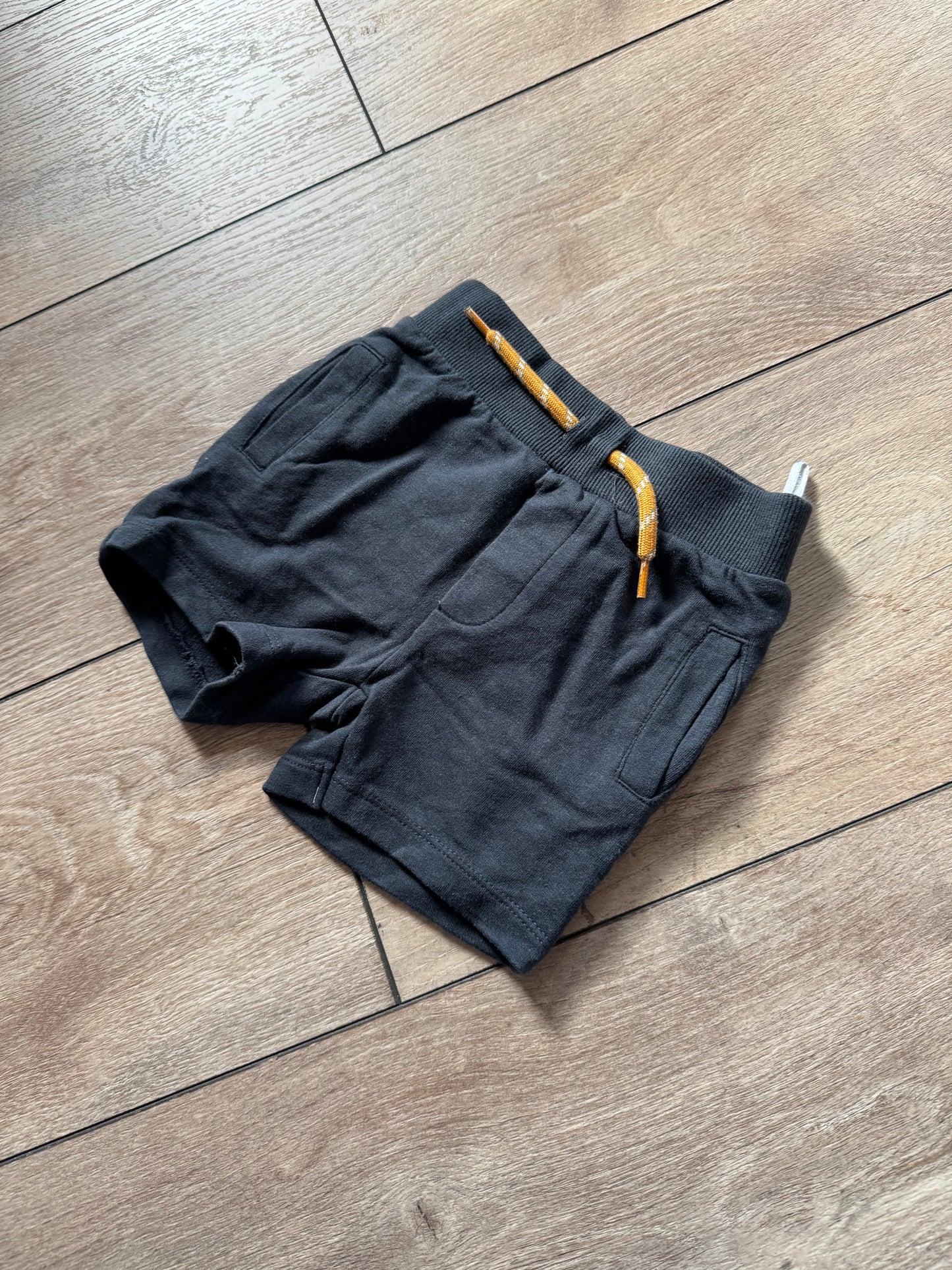 Dirkje korte broek maat 86