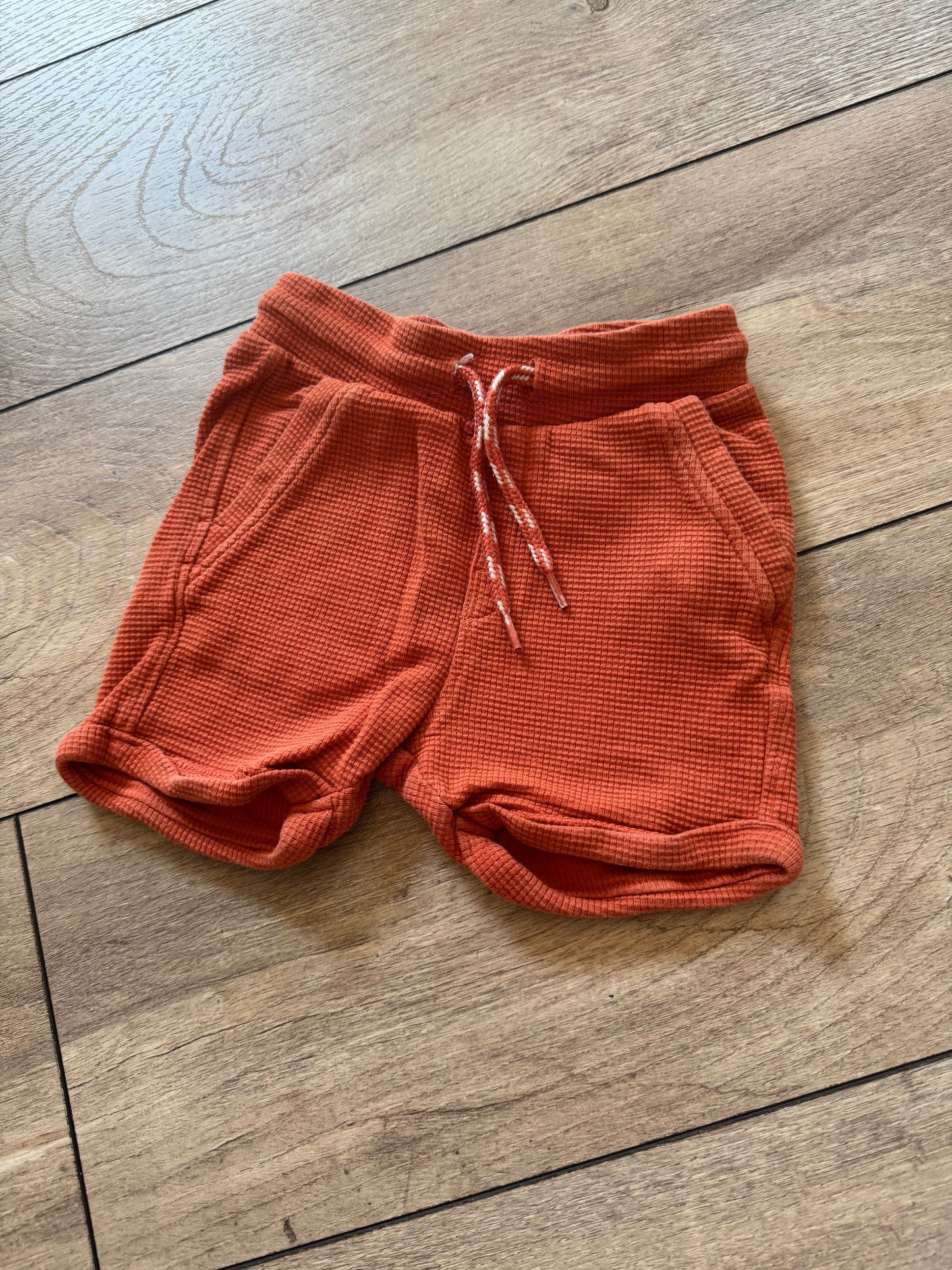 Wibra korte broek maat 92