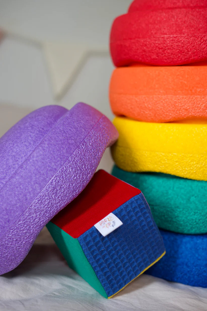 PIT AND PLAY Regenboog dobbelsteen Stapelstein