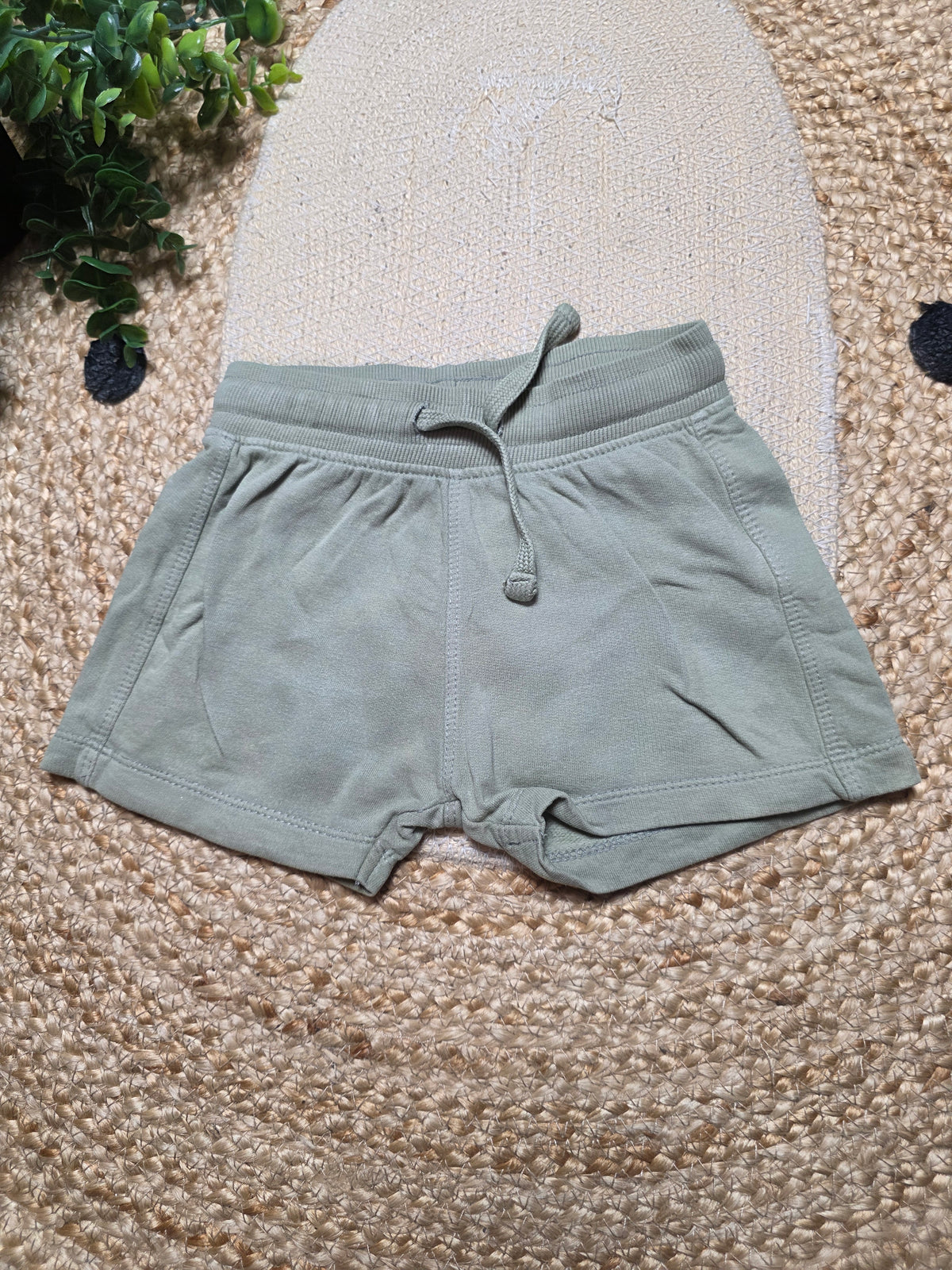 Hema korte broek maat 80