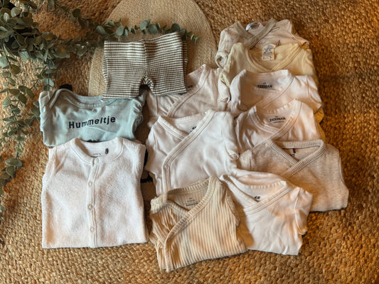 Stapeltje kleding maat 44