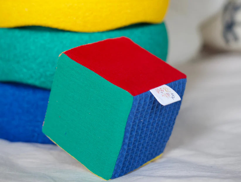 PIT AND PLAY  Regenboog dobbelsteen Stapelstein