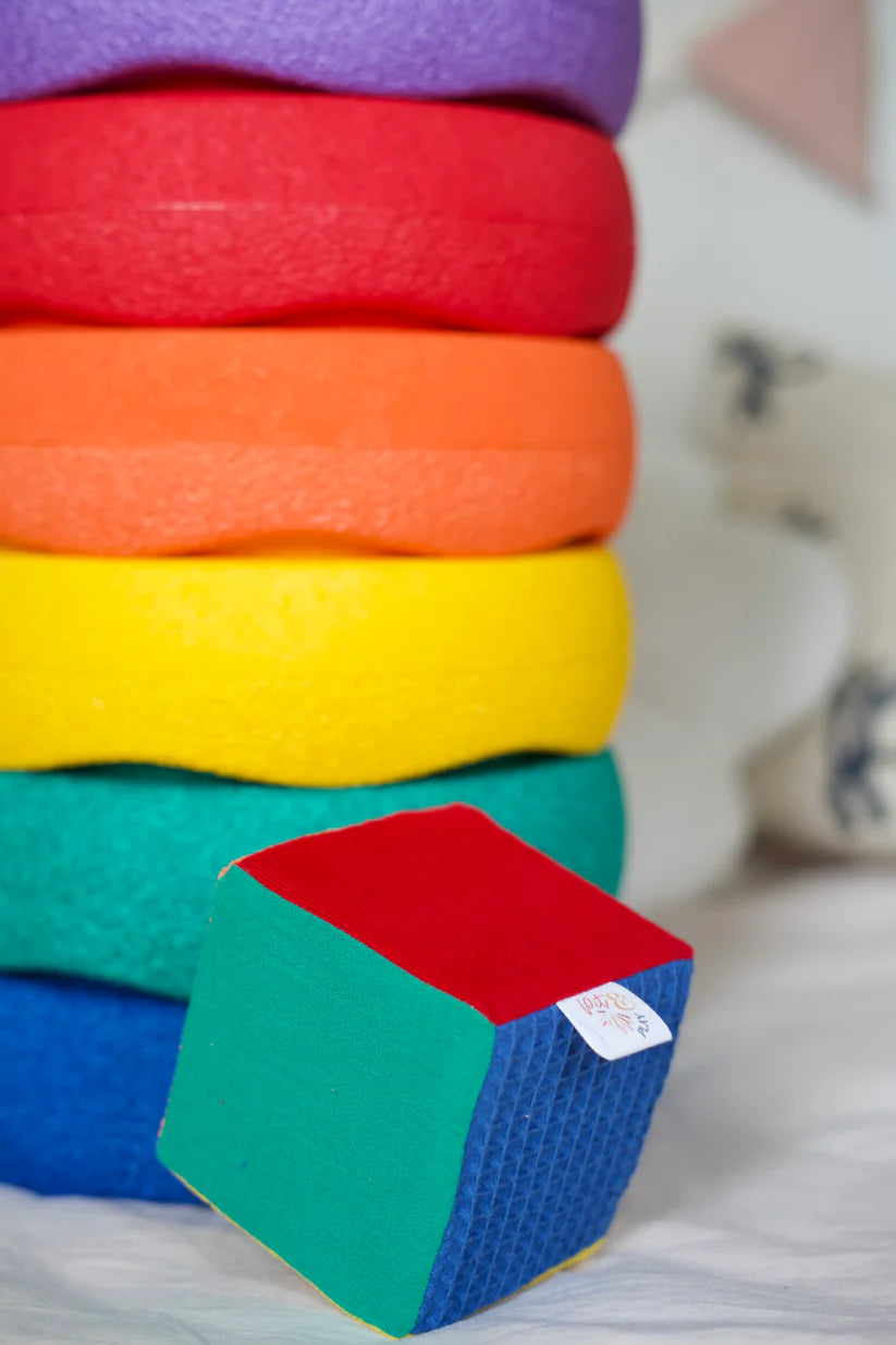 PIT AND PLAY  Regenboog dobbelsteen Stapelstein