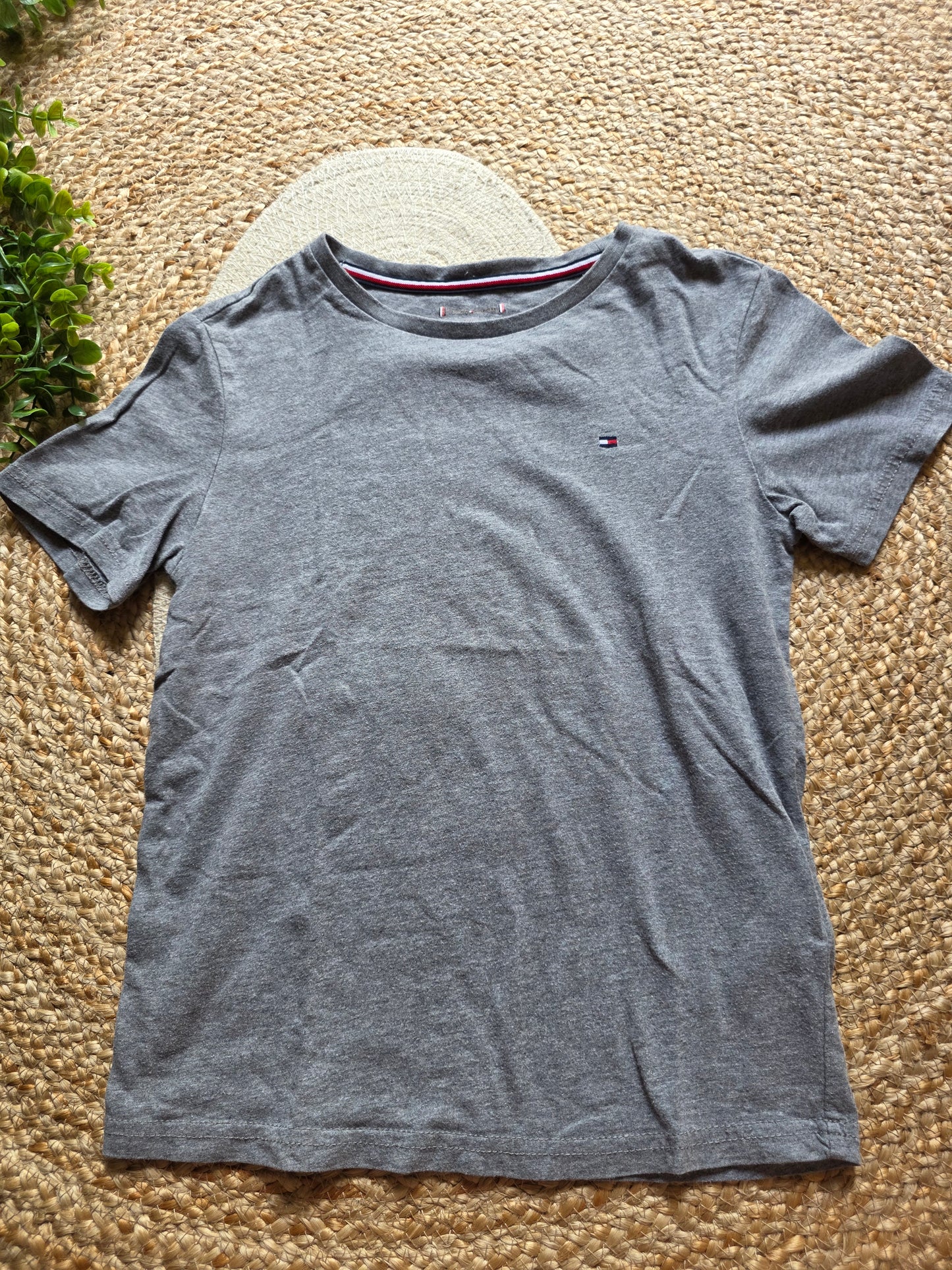 Tommy Hilfiger tshirt maat 8-10 Y -K219